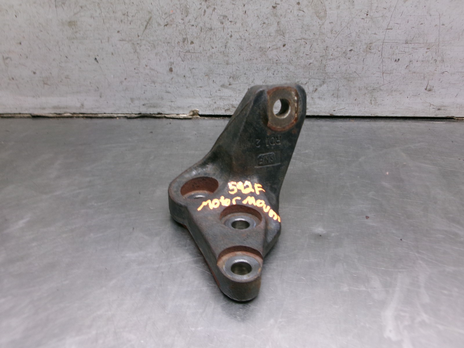 04 – 10 TOYOTA SIENNA FRONT ENGINE MOUNT BRACKET