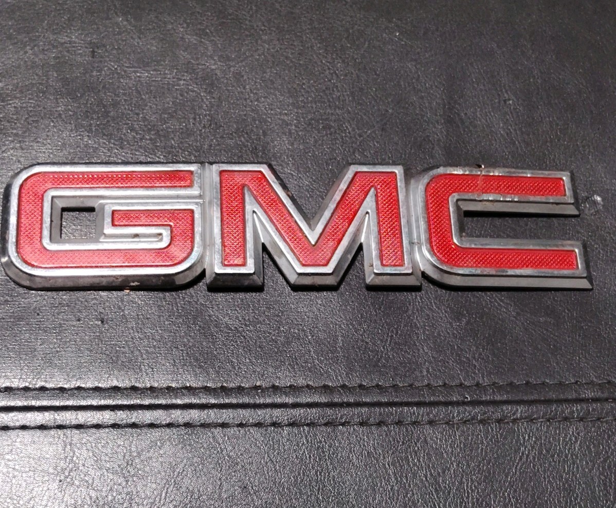1999 2000 2001 2002 2003 2004 2005-2006 GMC Sierra Tailgate Emblem 7” OEM