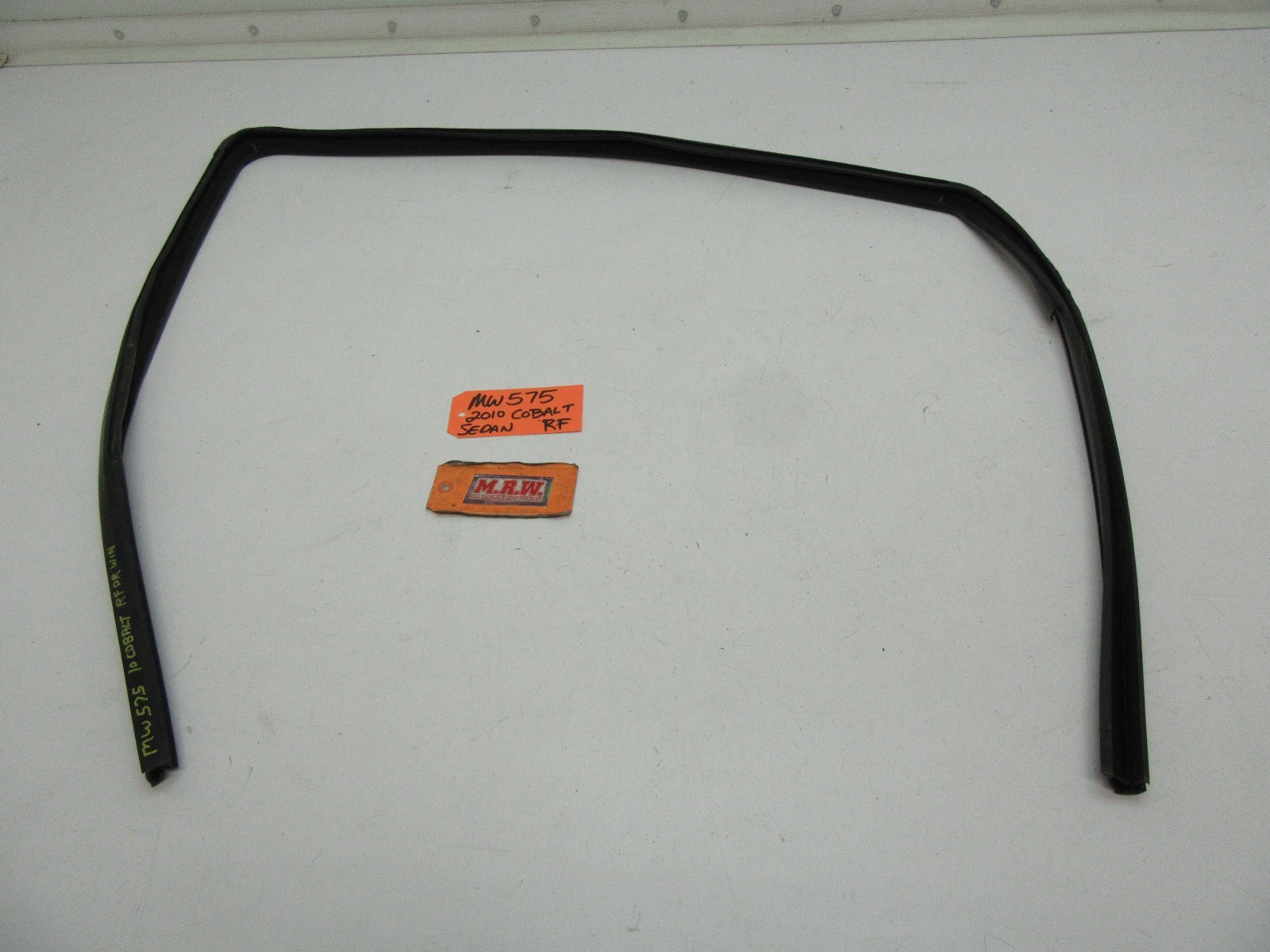 RIGHT PASSENGER FRONT DOOR GLASS WINDOW STRIP SEAL RUN TRACK DOOR PANEL FRAME RF