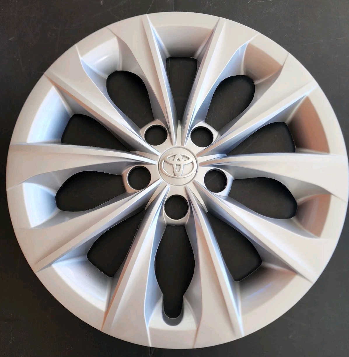 NEW 2015-2017 Toyota Camry Premium Replica 16-inch Silver Hubcap 61175