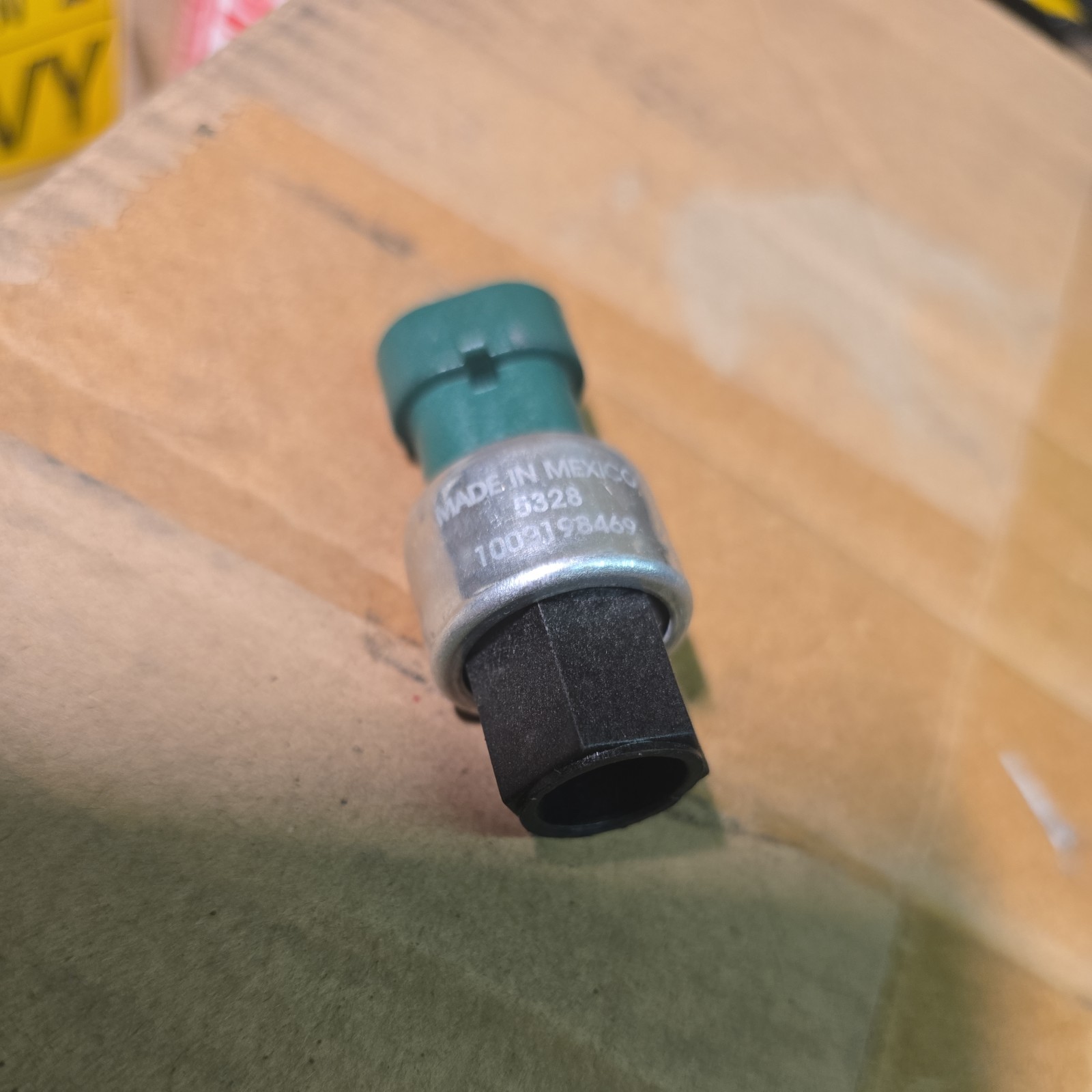 Kenworth / Peterbilt Pressure Switch 1000198469 New! Fast shipping!