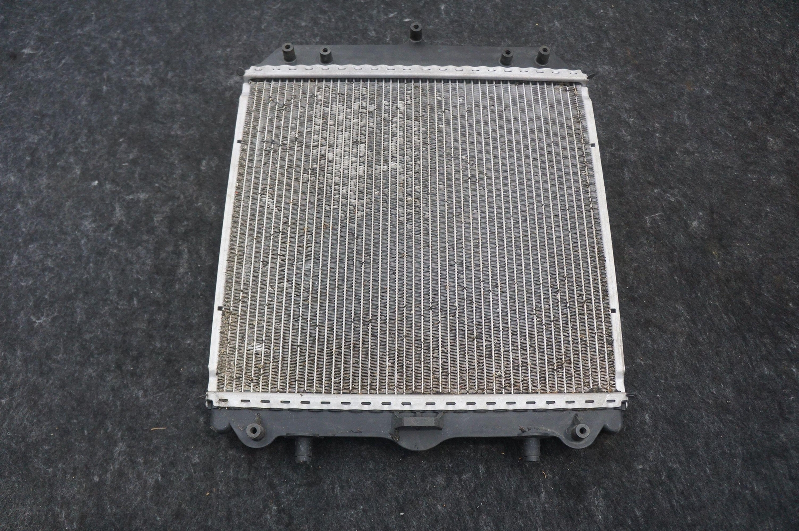 Right Passenger Engine Cooling Radiator OEM 99610613251 Porsche 911 996 1997-04