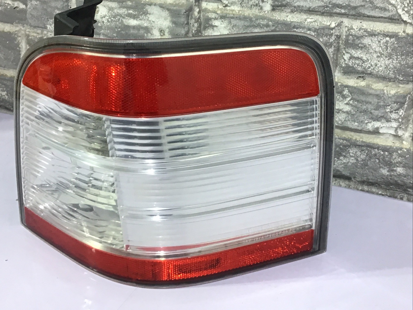 2008 2009 Ford Taurus X Tail Light Right (pass. Side) WITH BULBS, OEM, COMPLETE.
