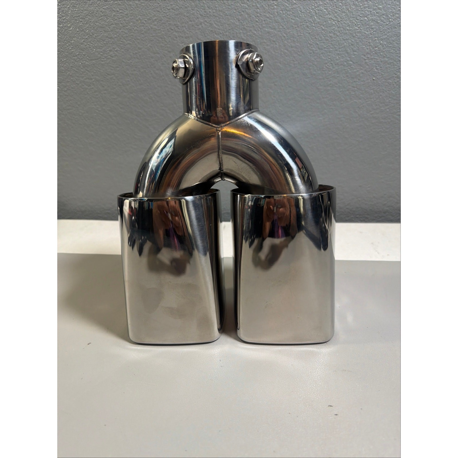 Dual Square Exhaust Tips 2.5″ Inlet 3.4″ Outlet 9.5″ Length – Threaded Rolled