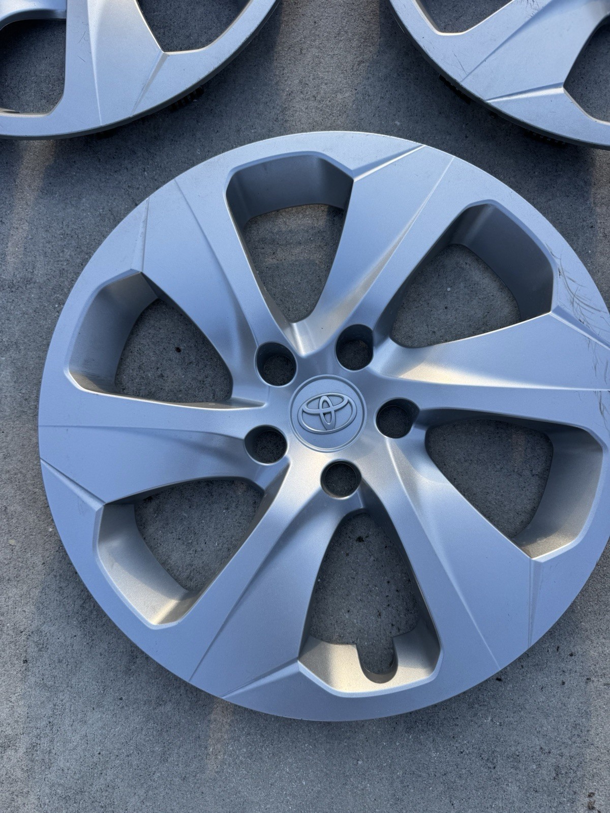 OEM Toyota Rav4 Hubcaps (Set of 3, Silver, 2019-2025 – Part #426020r040)