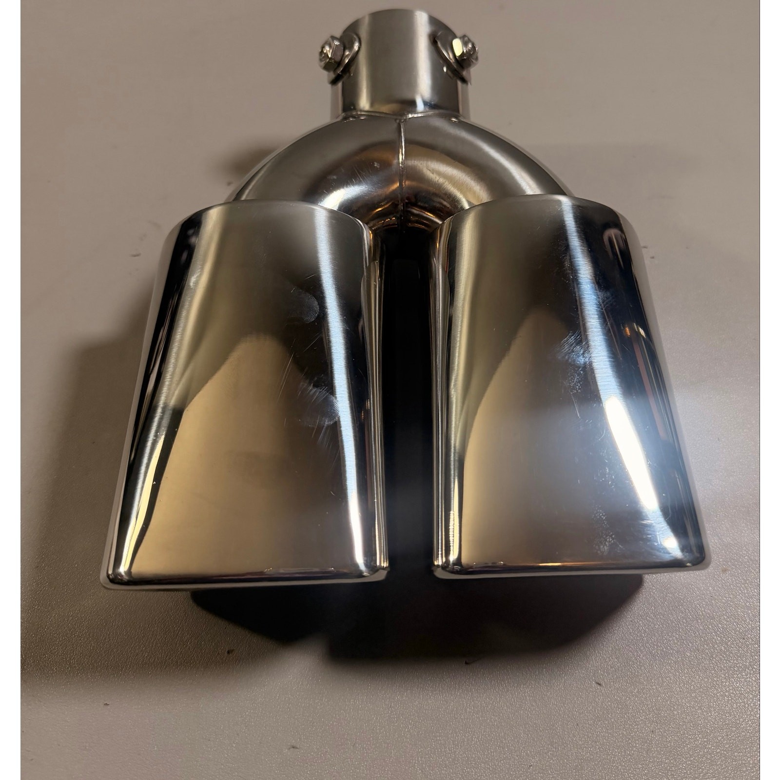 Dual Square Exhaust Tips 2.5″ Inlet 3.4″ Outlet 9.5″ Length – Threaded Rolled