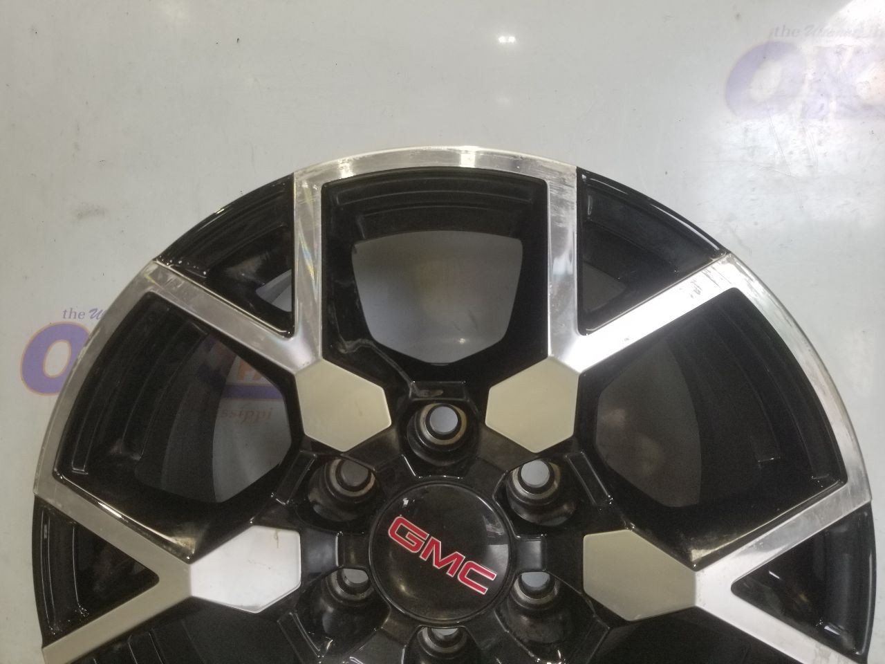 26 GMC CANYON AT4X 17X8 WHEEL ALUMINUM 6Y SPOKES MACHINED/ GL0SS BLACK SEE IMAGE