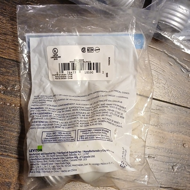 Leviton Bulb Socket Adapter White 4 Pack UL Listed NOM CSA Brand New In Package