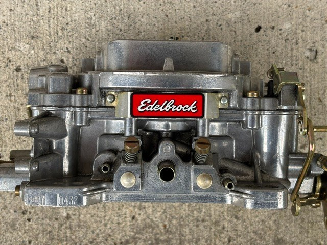 Edelbrock 1407 4 Barrel Carburetor 750 CFM Manual Choke Pre-Owned