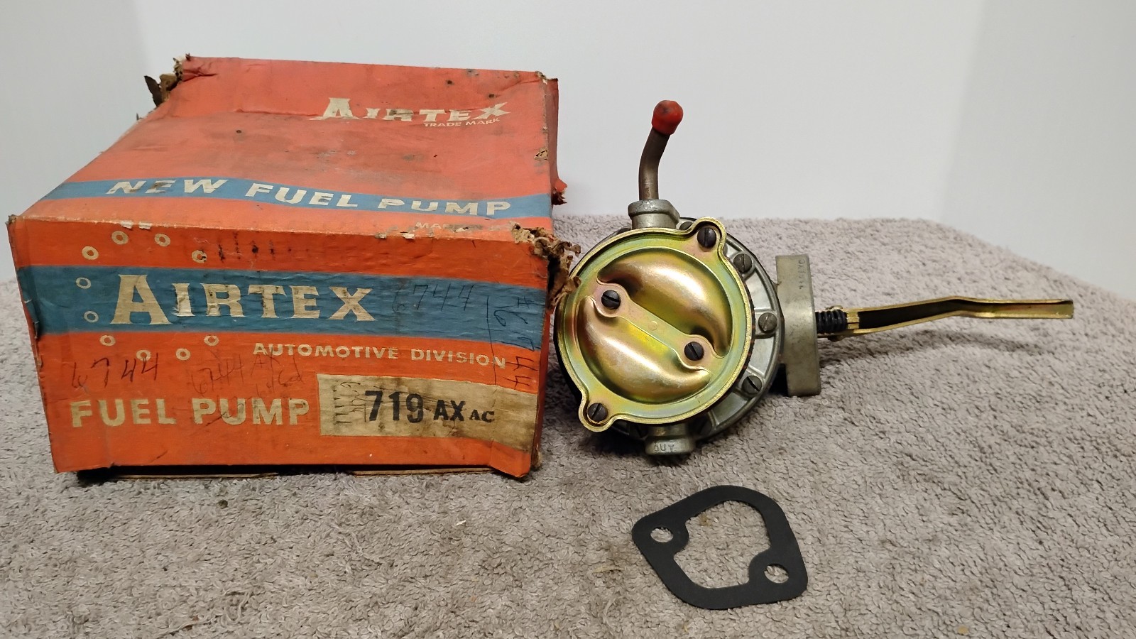 NOS (New Old Stock) AIRTEX Mechanical Automotive Division Fuel Pump 719 AX. (00)