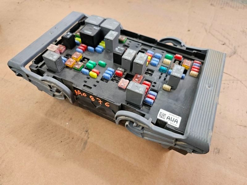 2010-2013 GMC Sierra Denali 1500 Pickup 6.2L Engine Fuse Box Relay Control Unit