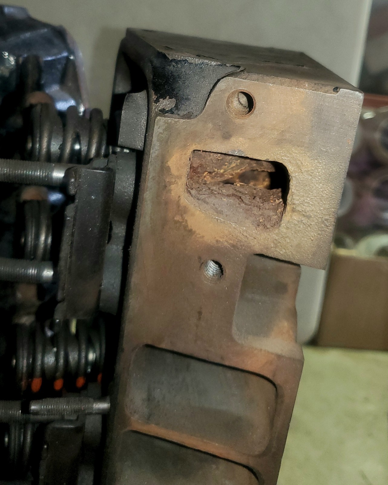 GM 14011034 Phase 2 SBC Chevy Bowtie Cast Iron Heads 2.02/1.60 64CC 301 327 350