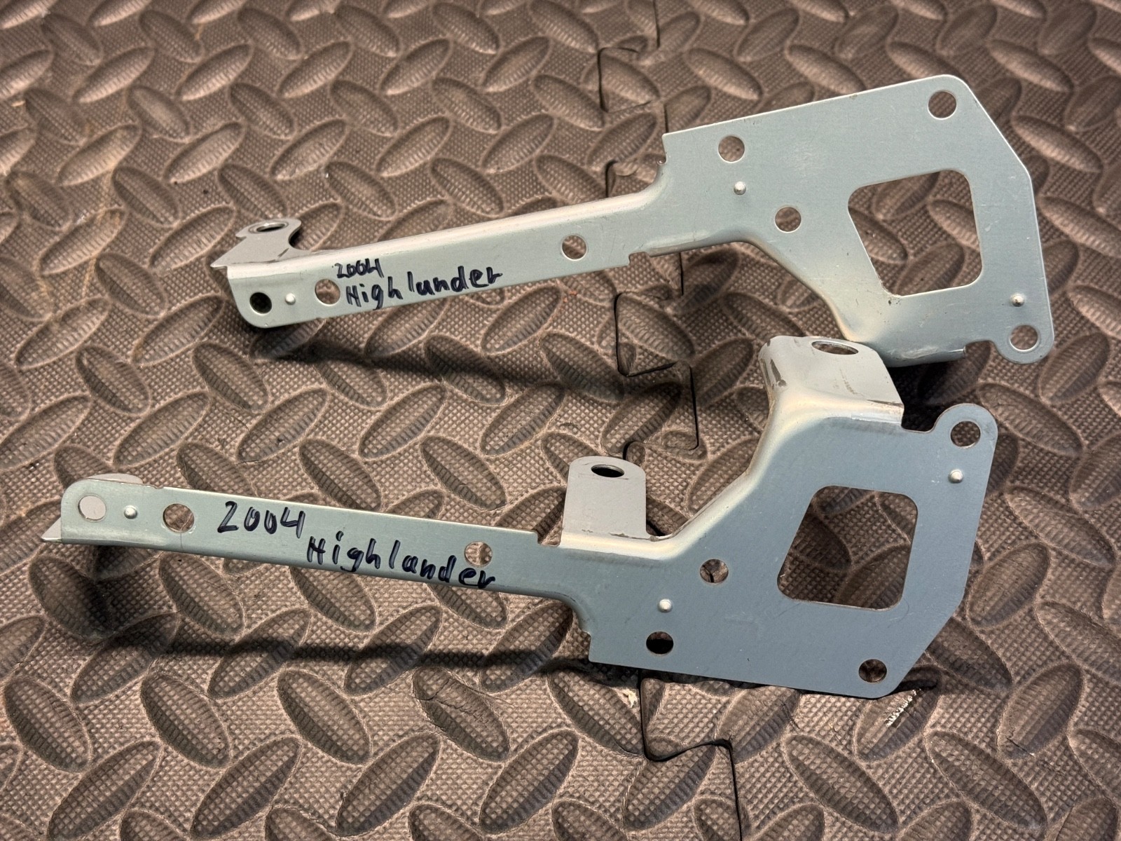 2001-2007 Toyota Highlander OE RADIO STEREO MOUNTING BRACKETS 2002 2003 2004 05