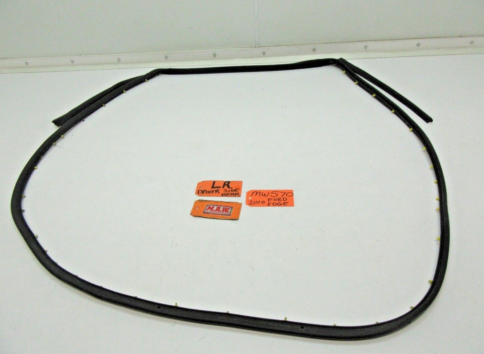 LEFT REAR DOOR PANEL RUBBER SEAL BODY STRIP WEATHER STRIPPING CLIPS TO DOOR