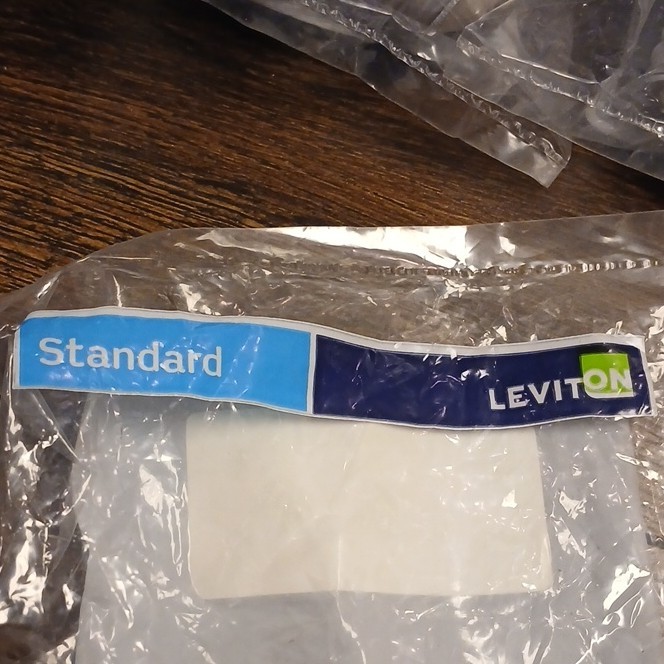Leviton Bulb Socket Adapter White 4 Pack UL Listed NOM CSA Brand New In Package