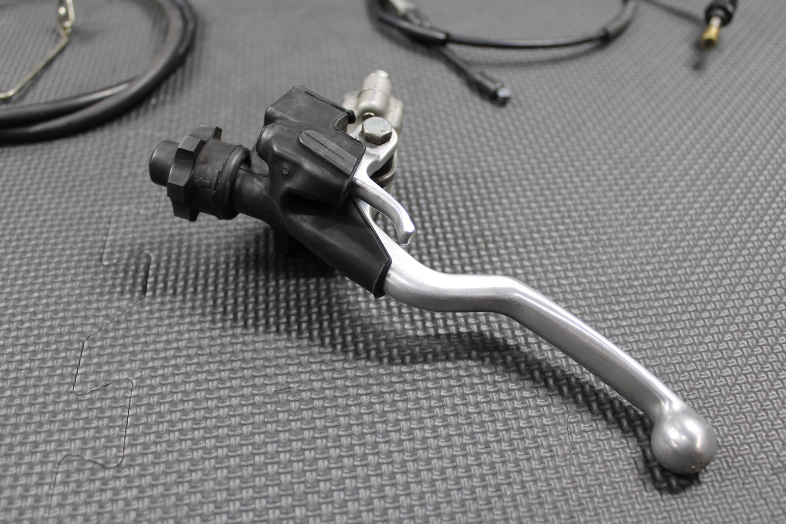 2005 05-07 HONDA CRF450X OEM CLUTCH PERCH MOUNT WITH HOTSTART LEVER & CABLES