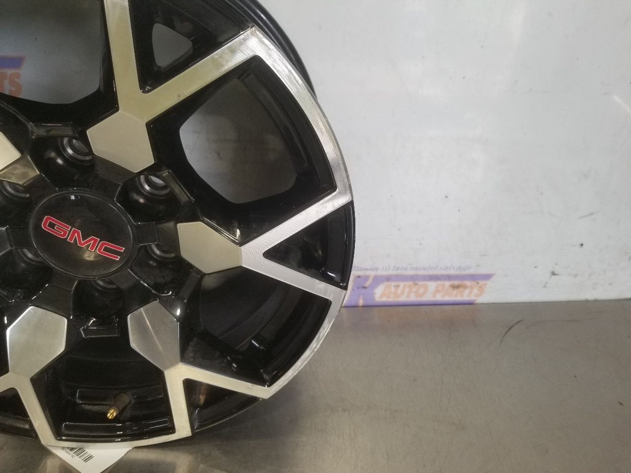 26 GMC CANYON AT4X 17X8 WHEEL ALUMINUM 6Y SPOKES MACHINED/ GL0SS BLACK SEE IMAGE