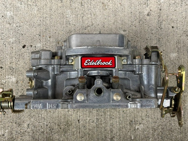 Edelbrock 1407 4 Barrel Carburetor 750 CFM Manual Choke Pre-Owned