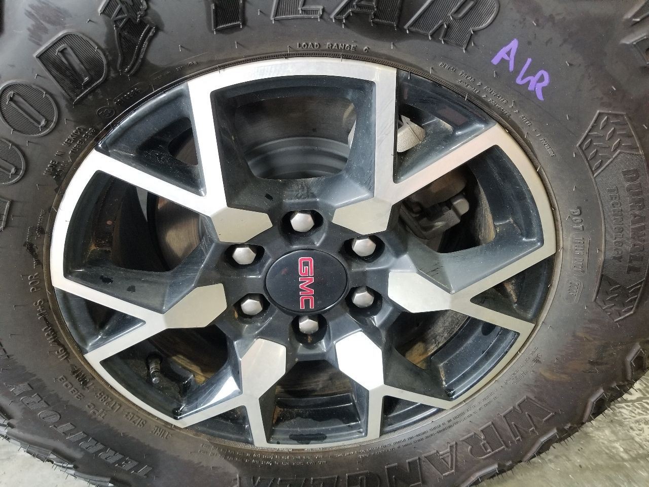 26 GMC CANYON AT4X 17X8 WHEEL ALUMINUM 6Y SPOKES MACHINED/ GL0SS BLACK SEE IMAGE
