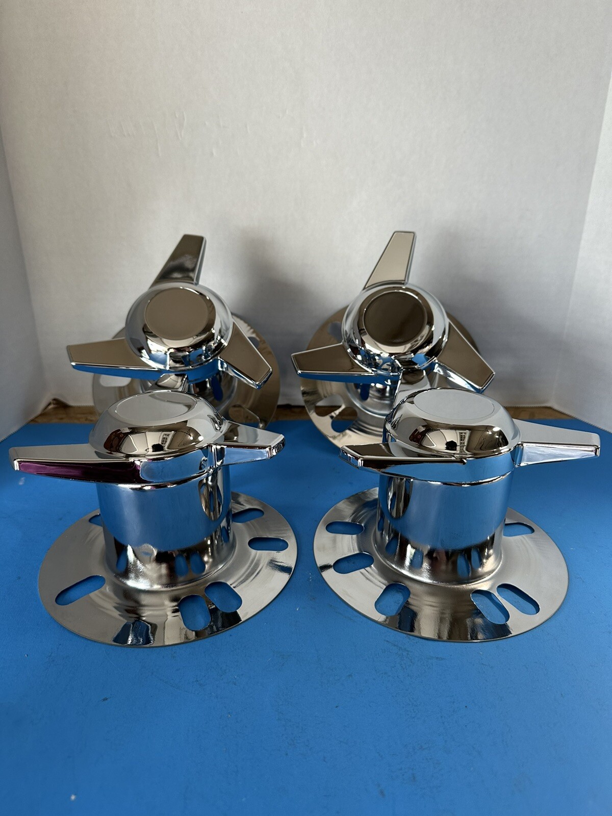 (4) 3 BAR SWEPT SPINNER CENTER CAPS 5 LUG CRAGAR SST WHEELS 3.17″OD, NO LOGO