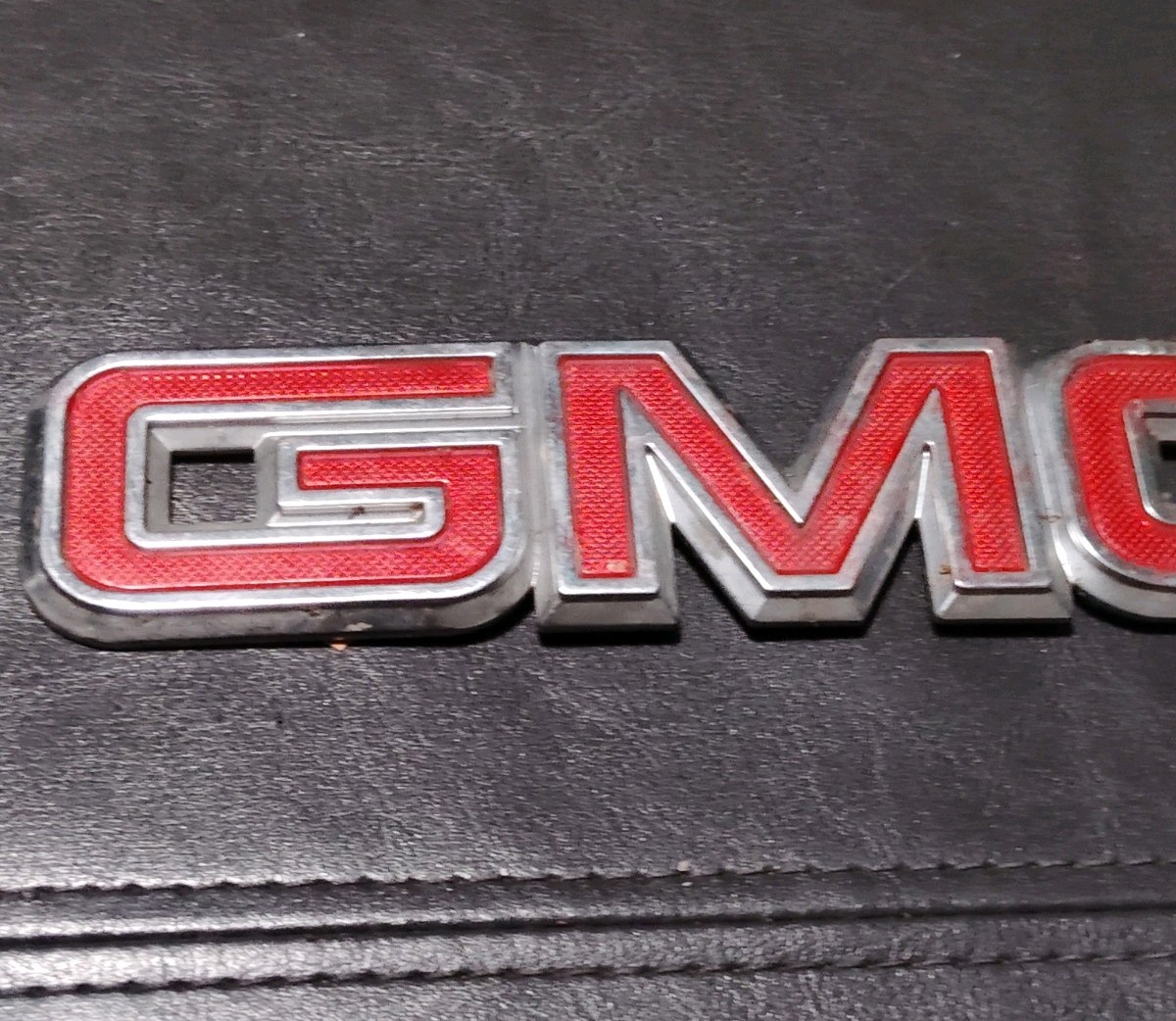 1999 2000 2001 2002 2003 2004 2005-2006 GMC Sierra Tailgate Emblem 7” OEM