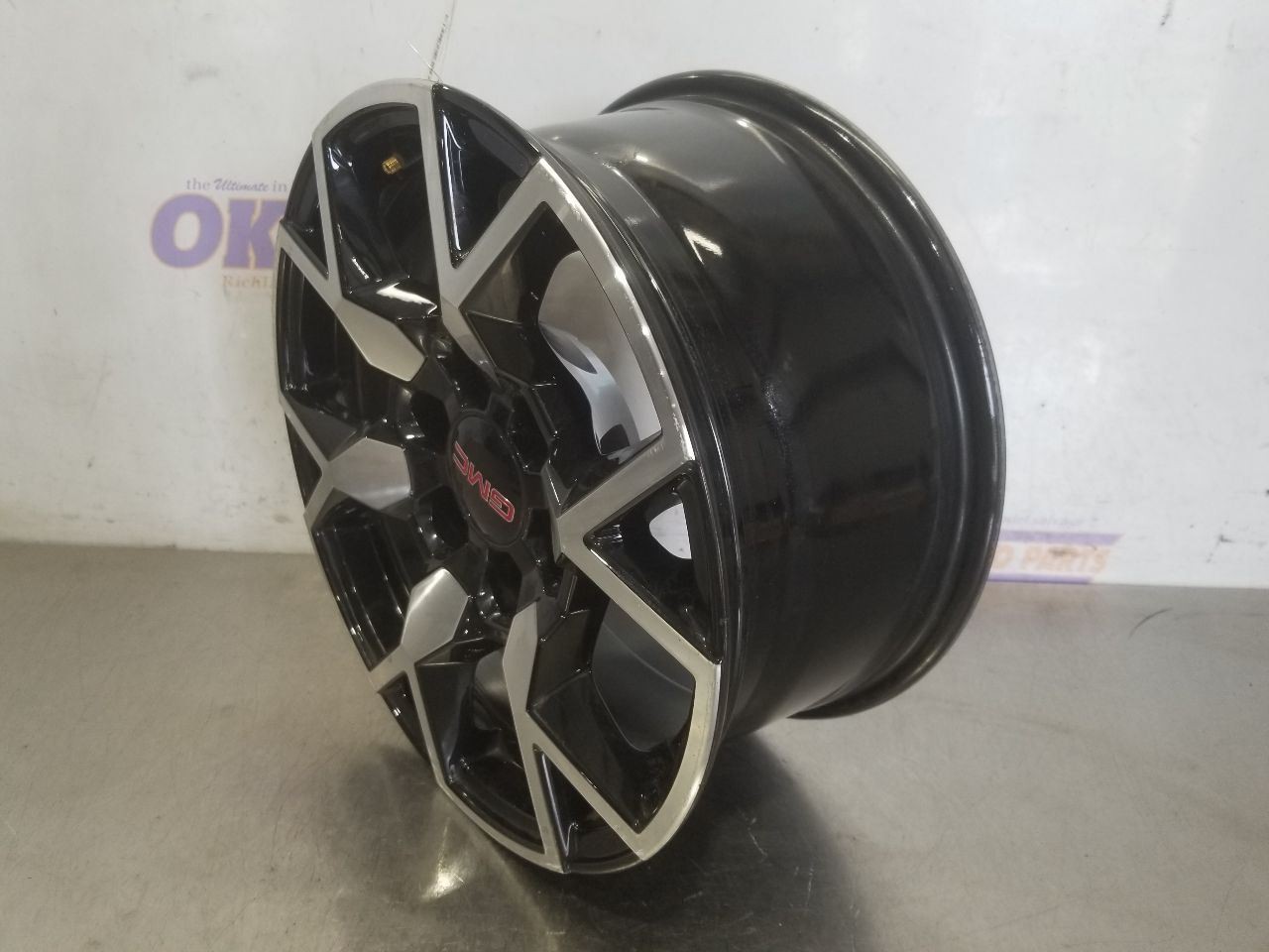 26 GMC CANYON AT4X 17X8 WHEEL ALUMINUM 6Y SPOKES MACHINED/ GL0SS BLACK SEE IMAGE