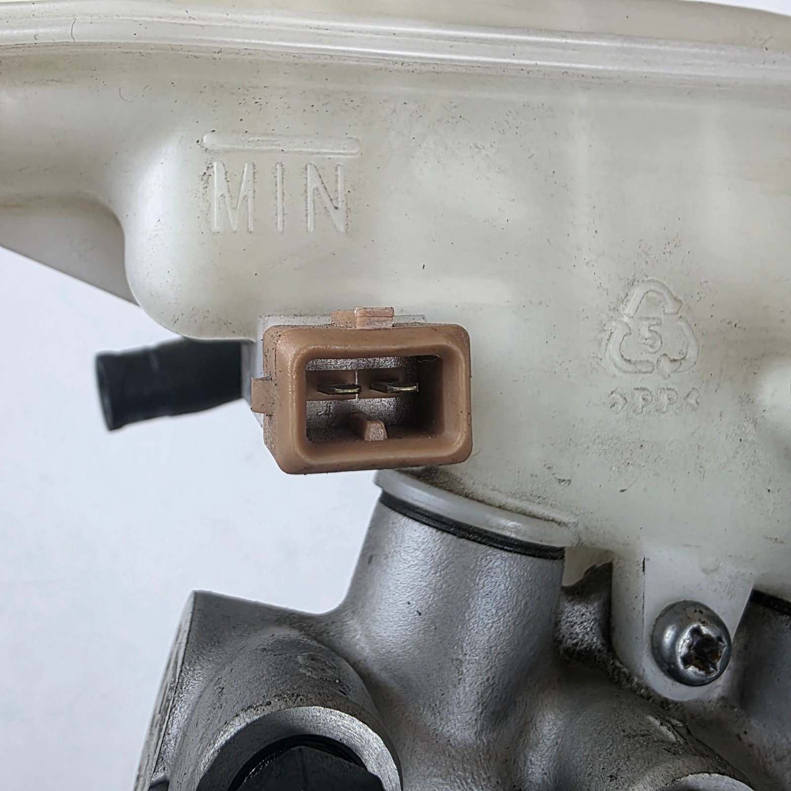 2012-2017 Kia Rio Brake Booster Cylinder Reservoir Assembly OEM W45 / KA0B 0469