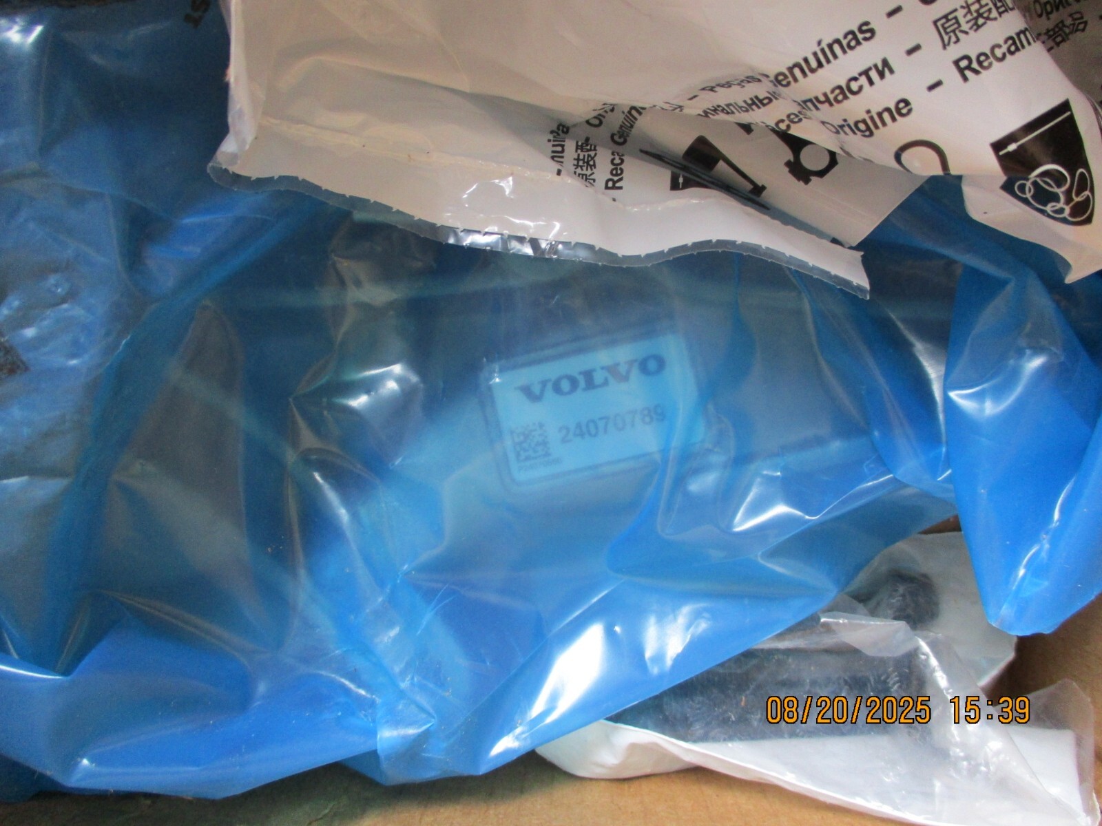 GENUINE OEM VOLVO D13 coolant pump 24152058 KIT