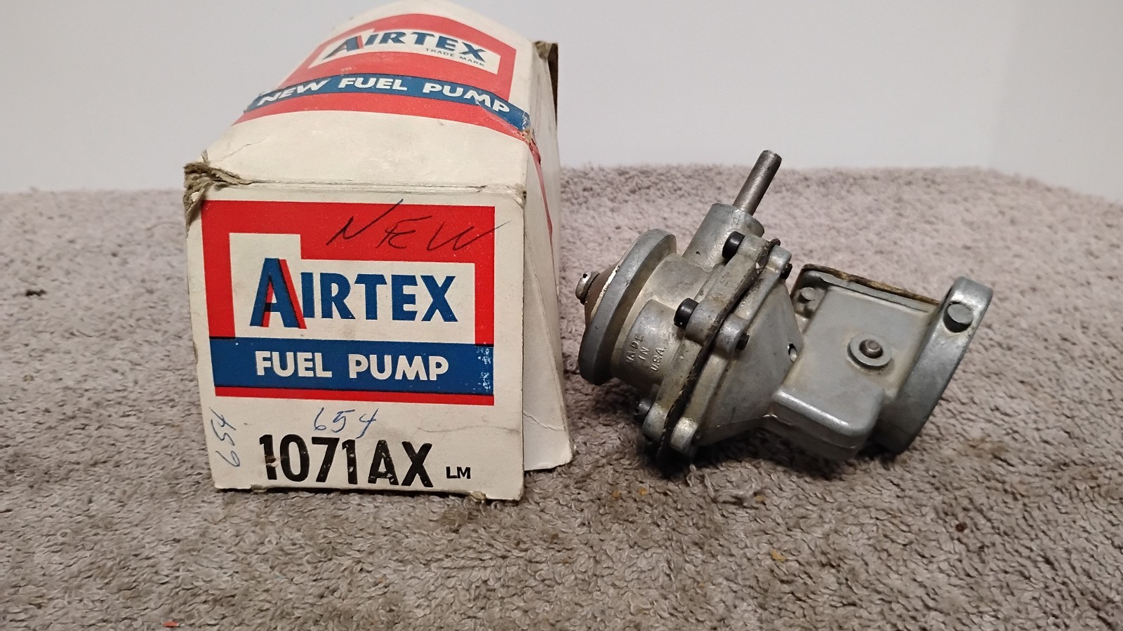 NOS (New Old Stock) AIRTEX Fuel Pump 1071AX . ( 00 )