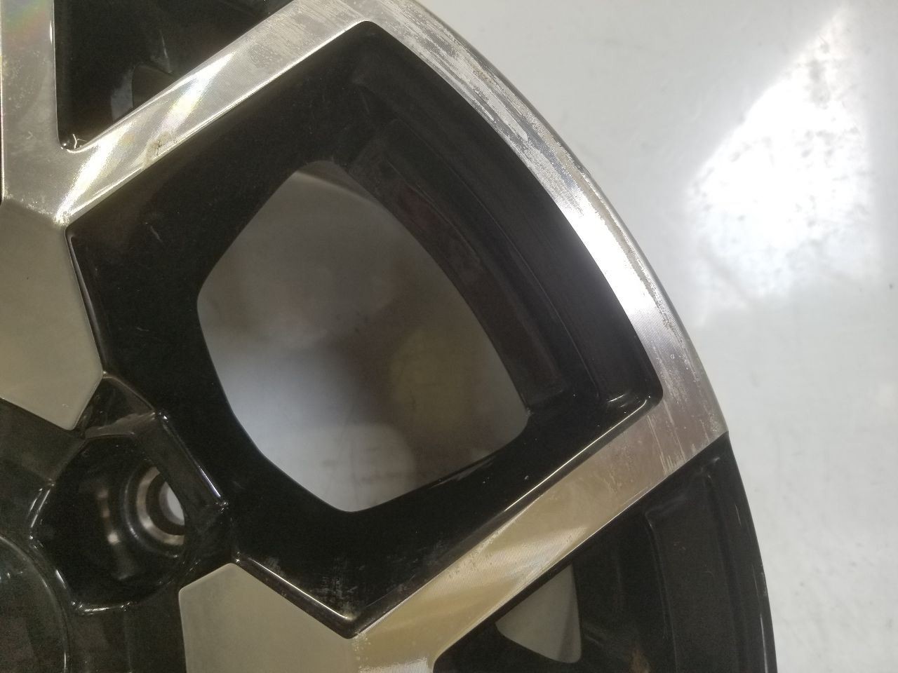 26 GMC CANYON AT4X 17X8 WHEEL ALUMINUM 6Y SPOKES MACHINED/ GL0SS BLACK SEE IMAGE