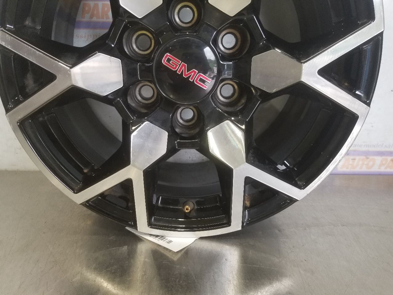 26 GMC CANYON AT4X 17X8 WHEEL ALUMINUM 6Y SPOKES MACHINED/ GL0SS BLACK SEE IMAGE