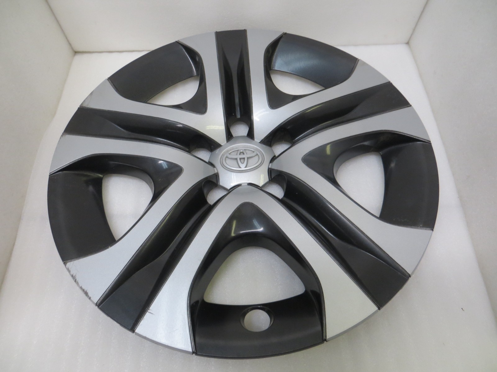 TOYOTA RAV4 16-18 17″ 5 SPOKE SILVER/BLACK WHEEL COVER / HUBCAP – 1 – 61179 OEM