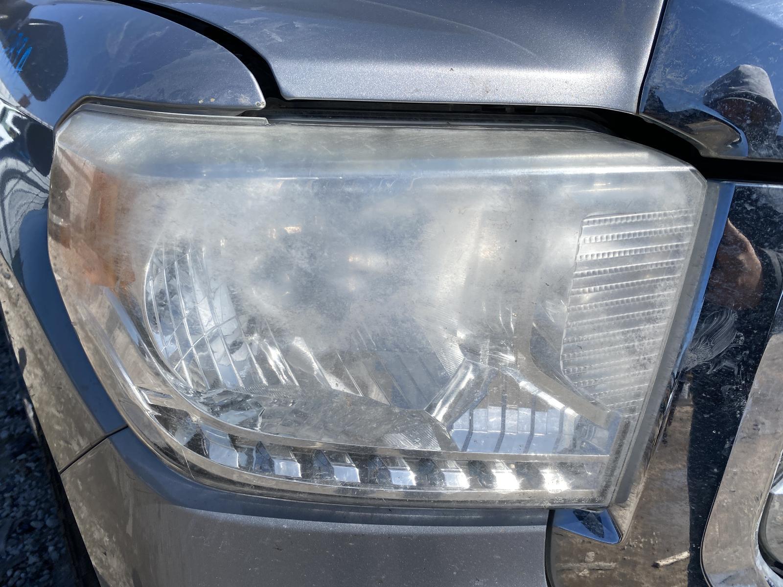 Used Right Headlight Assembly fits: 2017 Toyota Tundra w/leveling power w/LED da