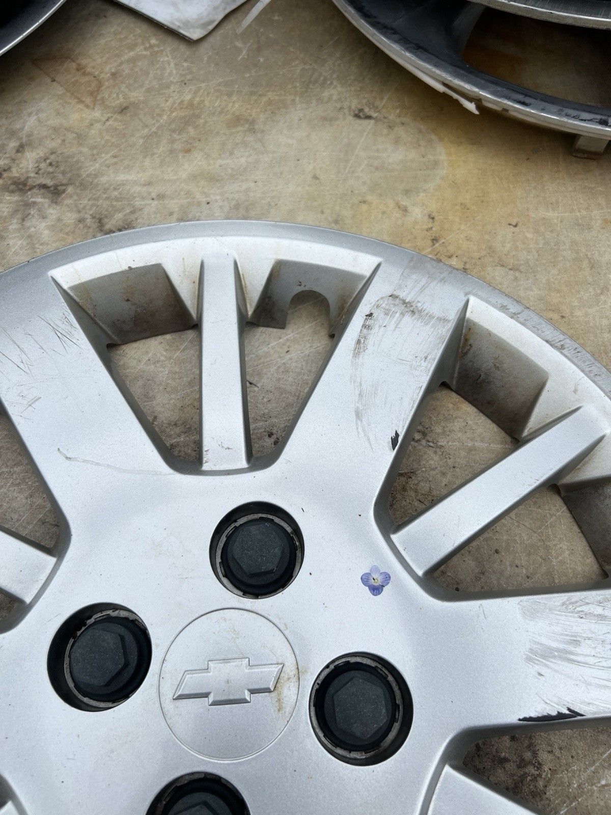 damaged 2009 2010 CHEVY COBALT 15” used wheel cover hubcap 3285 factory oe