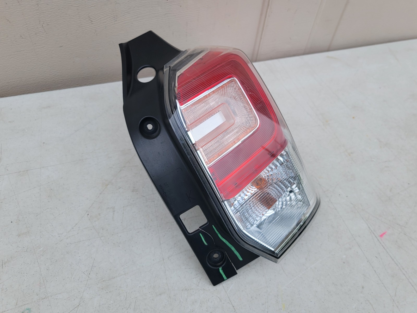 2016-2018 SUBARU FORESTER TAIL LIGHT RIGHT OEM 84201-SG141