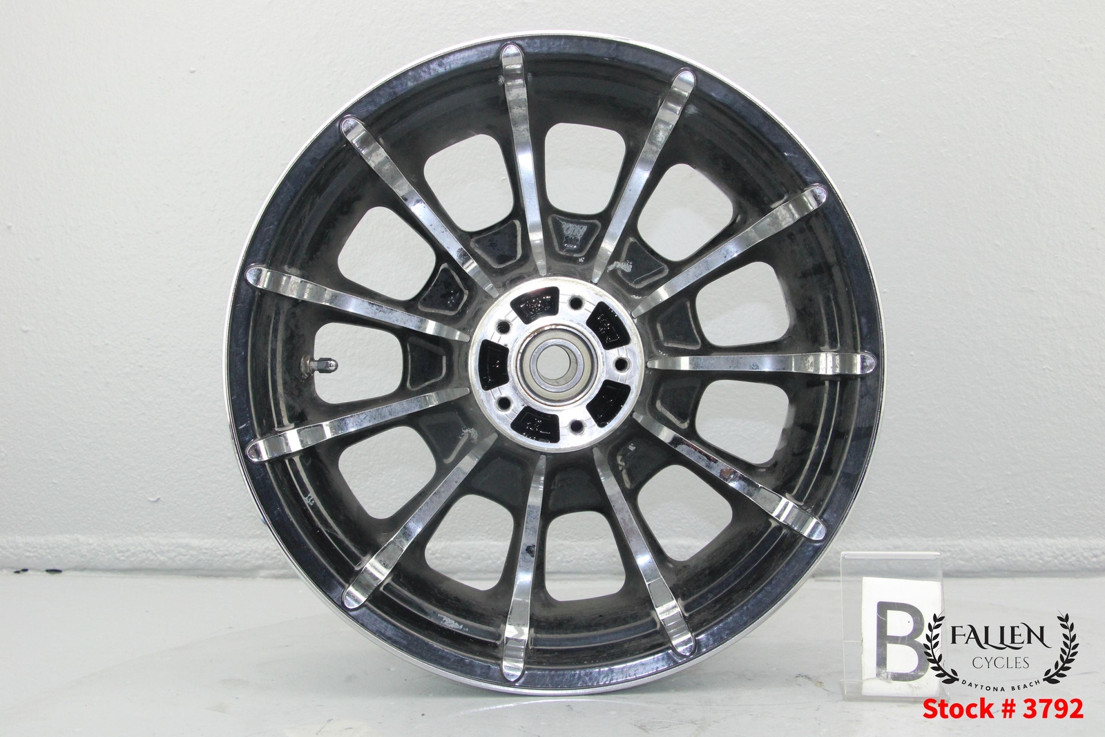 2011 Harley Electra Glide CVO Rear Back Wheel Rim 16″ x 5.00″ ROULETTE CONTRAST