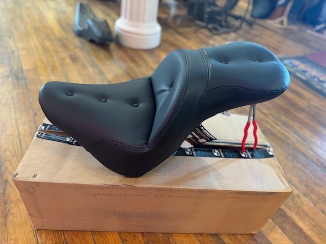 Saddlemen Explorer Pillow Gel Seat for 2018-2026 Harley Softail Breakout Fat Boy