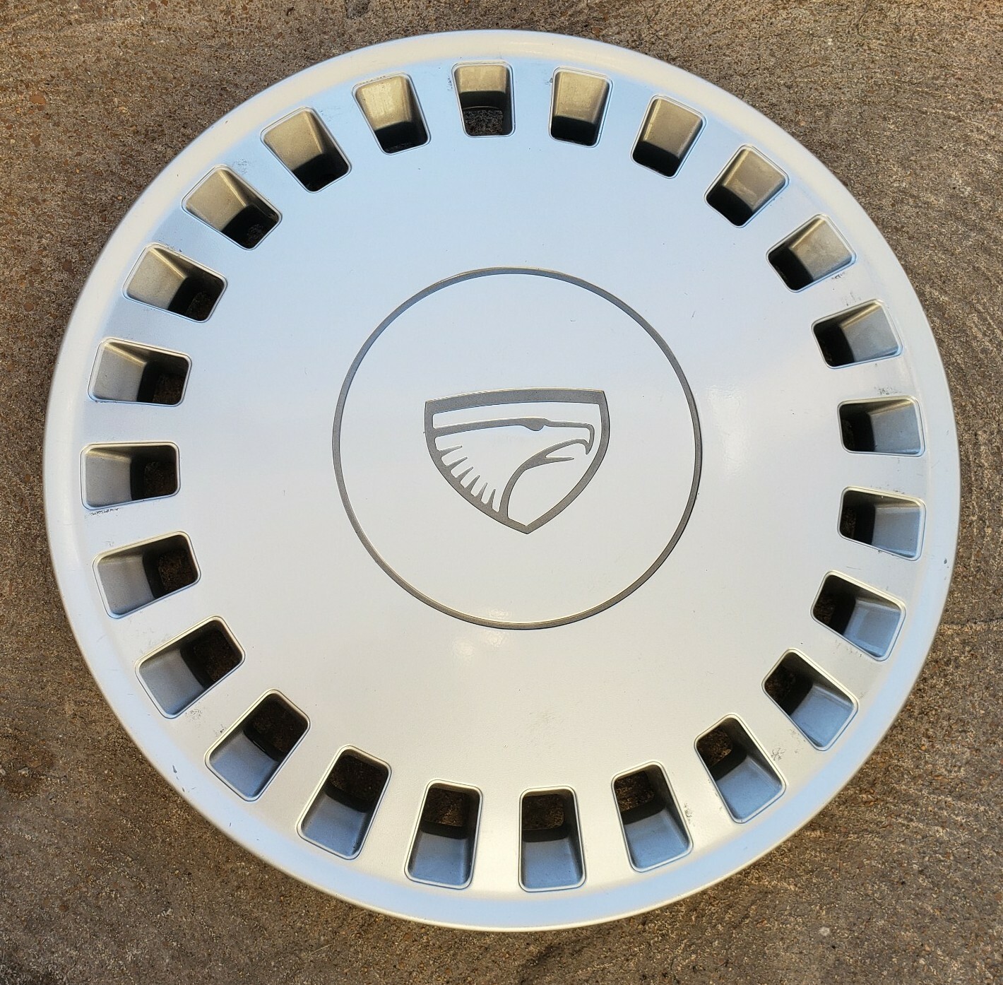 (1) OEM 1988-1992 Eagle Premier 14″ Hubcap Wheel Cover w/ Emblem #0C p/n 4472249