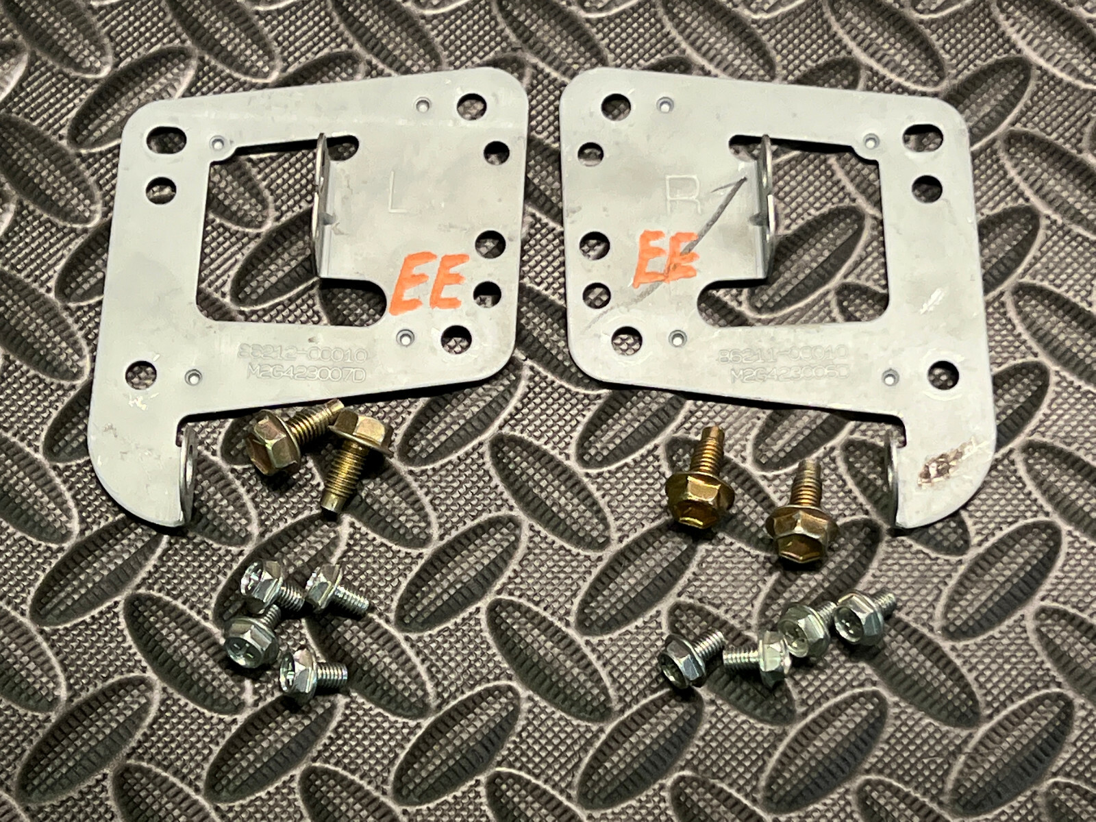 Toyota Sequoia Tundra Truck OE RADIO STEREO MOUNTING BRACKETS W/Bolts 2002-2007.