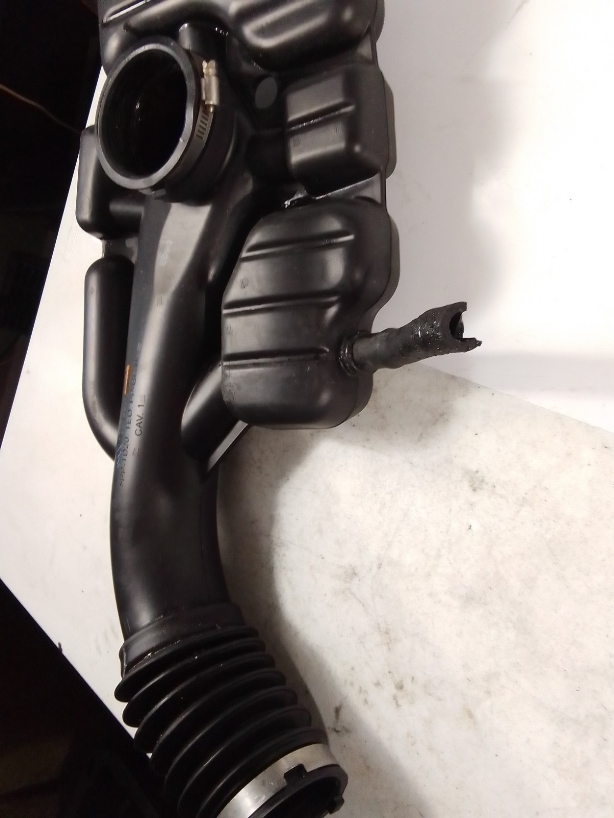 2013 Buick Verano 2.4L Engine Air Intake Hose OEM 13372201 resonator tube pipe
