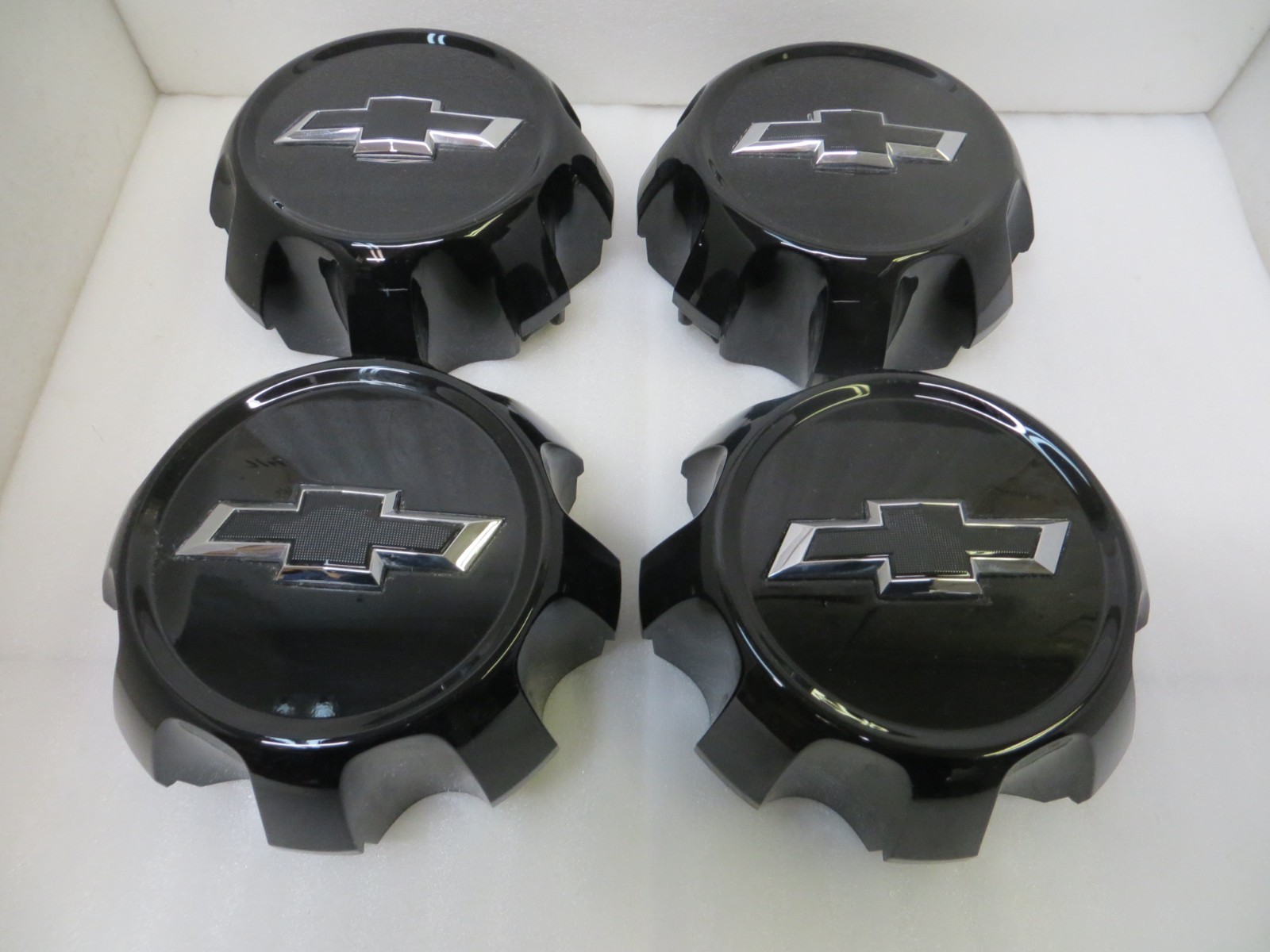 CHEVY SILVERADO 2500 / 3500 SRW 20-25 LACK CENTER CAPS – SET OF 4 – 84307949