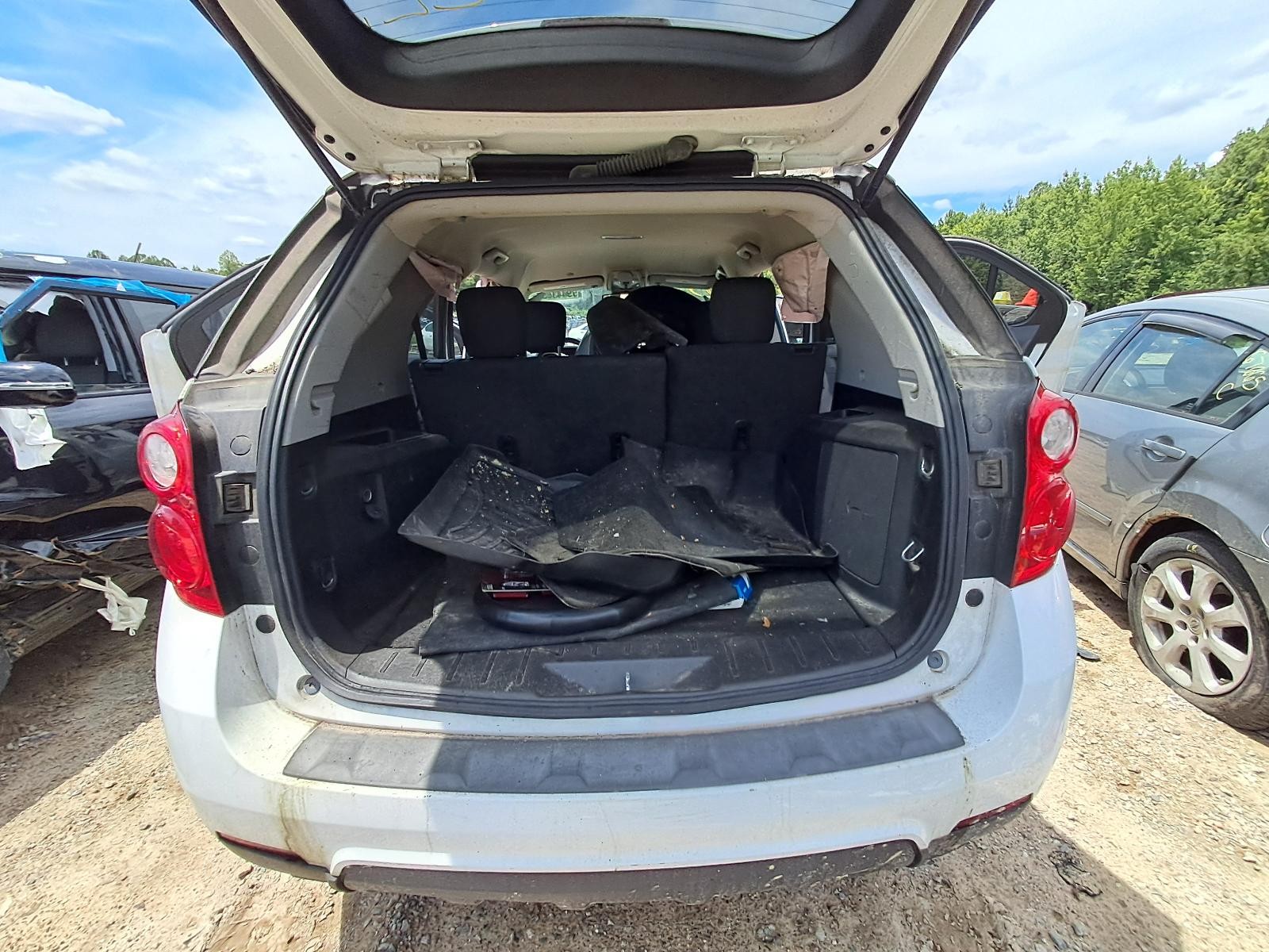 Used Front Right Door Assembly Front fits: 2015 Chevrolet Equinox Front Right Gr
