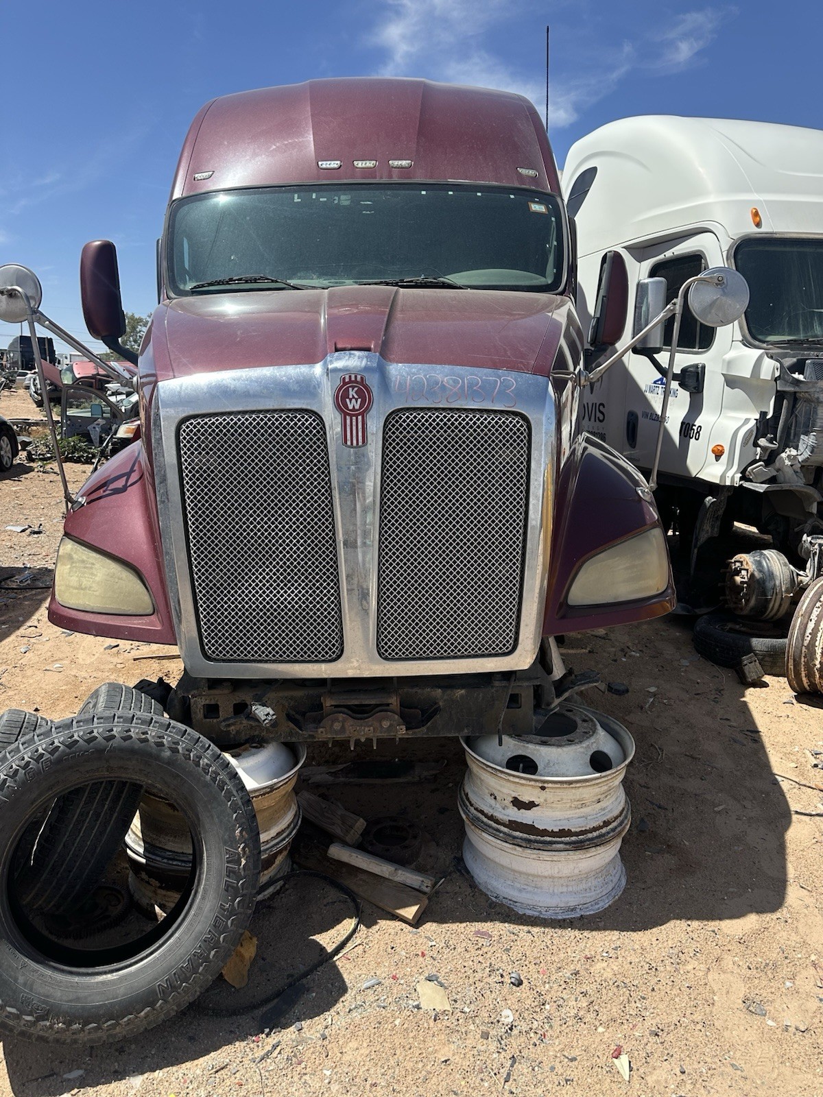 Complete Hood Assembly For Kenworth T660. Perfect Condition