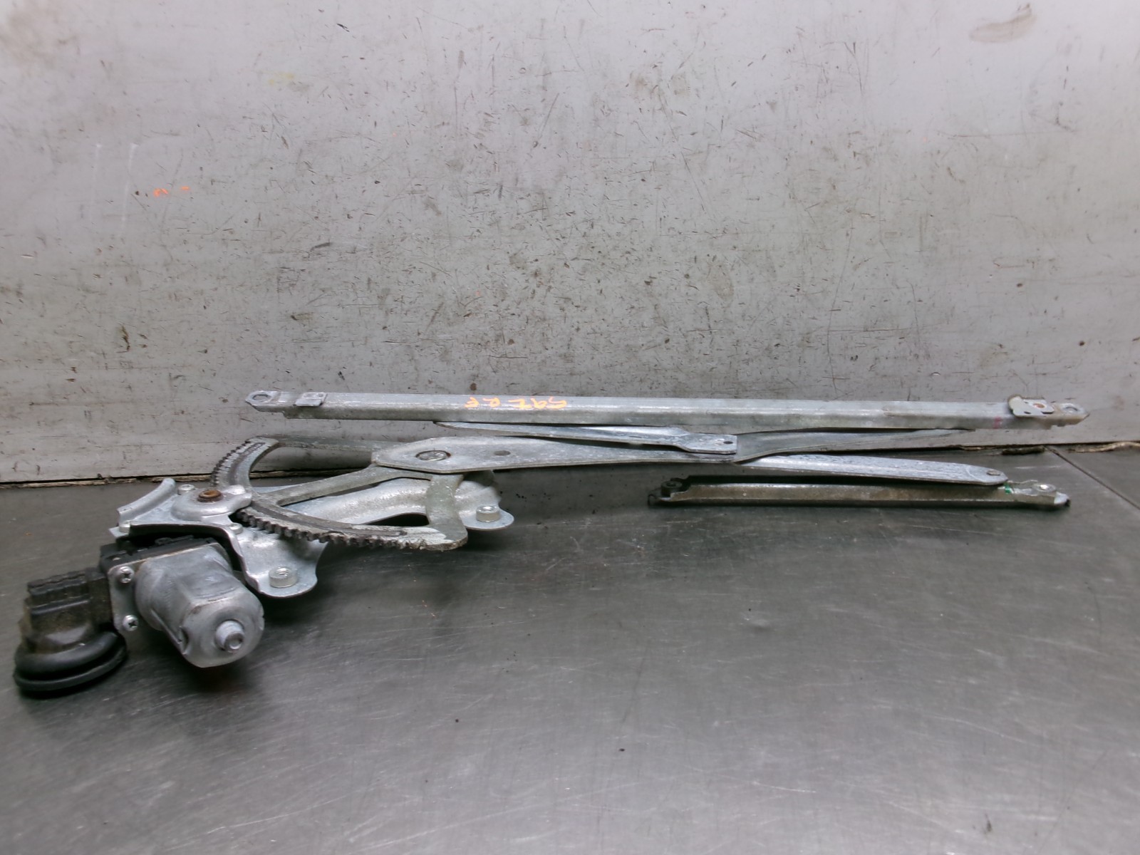 04 – 10 TOYOTA SIENNA RIGHT PASSENGER FRONT ELECTRIC DOOR WINDOW REGULATOR