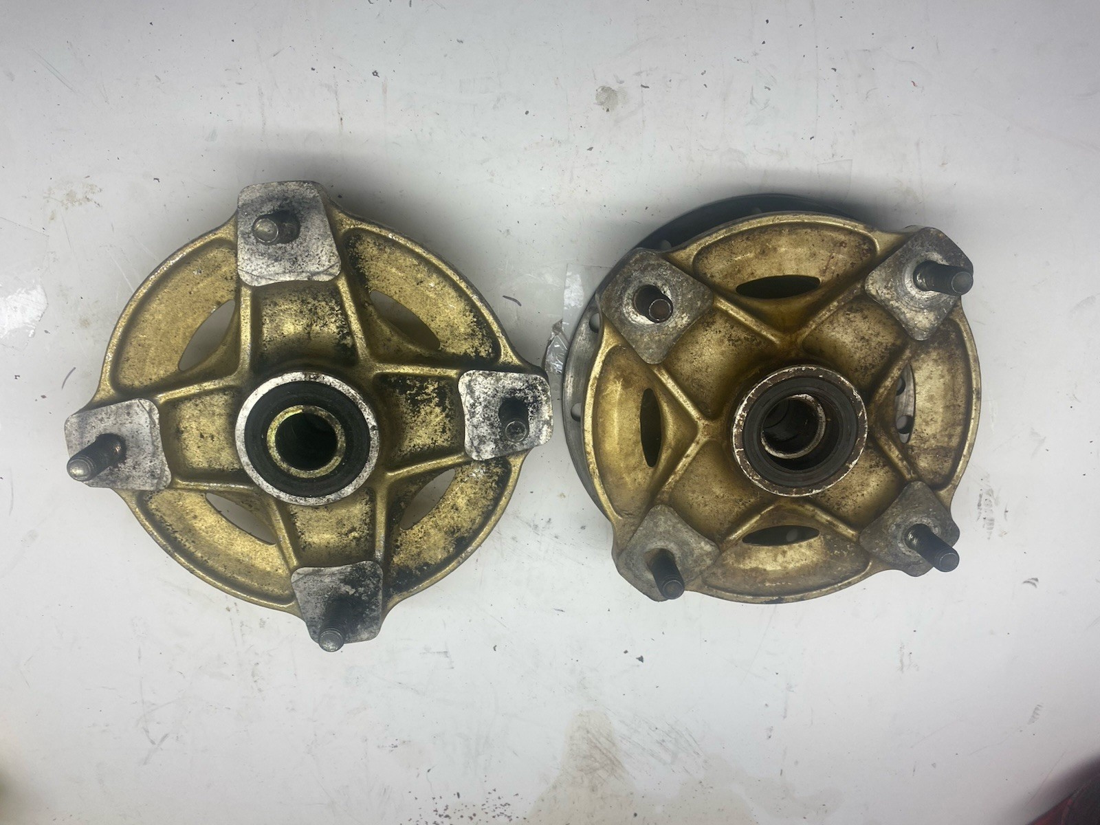 1986/7 Honda Trx250r Front Hubs OEM Sold As Seen In Pictures