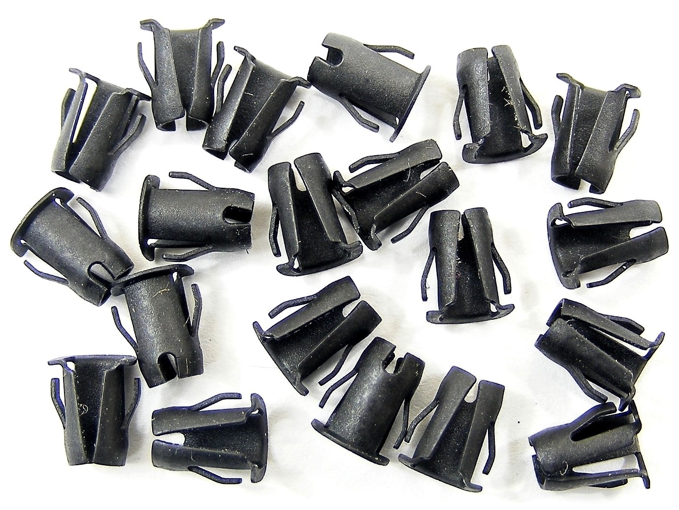 Ford Barrel Clips- Fits 5/32″ Hole- 1/8″ Stud- Emblem Trim etc- 20 clips- #018