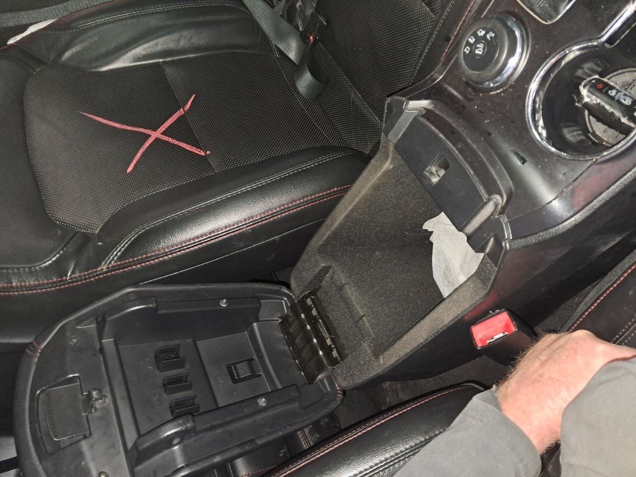 EXPLORER 2017 Glove Box 1608753