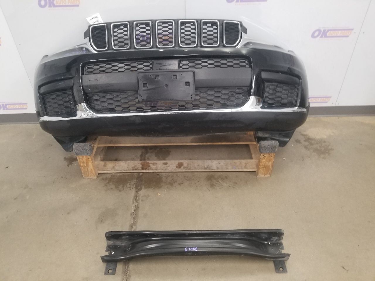 23 JEEP GRAND CHEROKEE LAREDO FRONT BUMPER ASSEMBLY BLACK PXJ WITH GRILLES