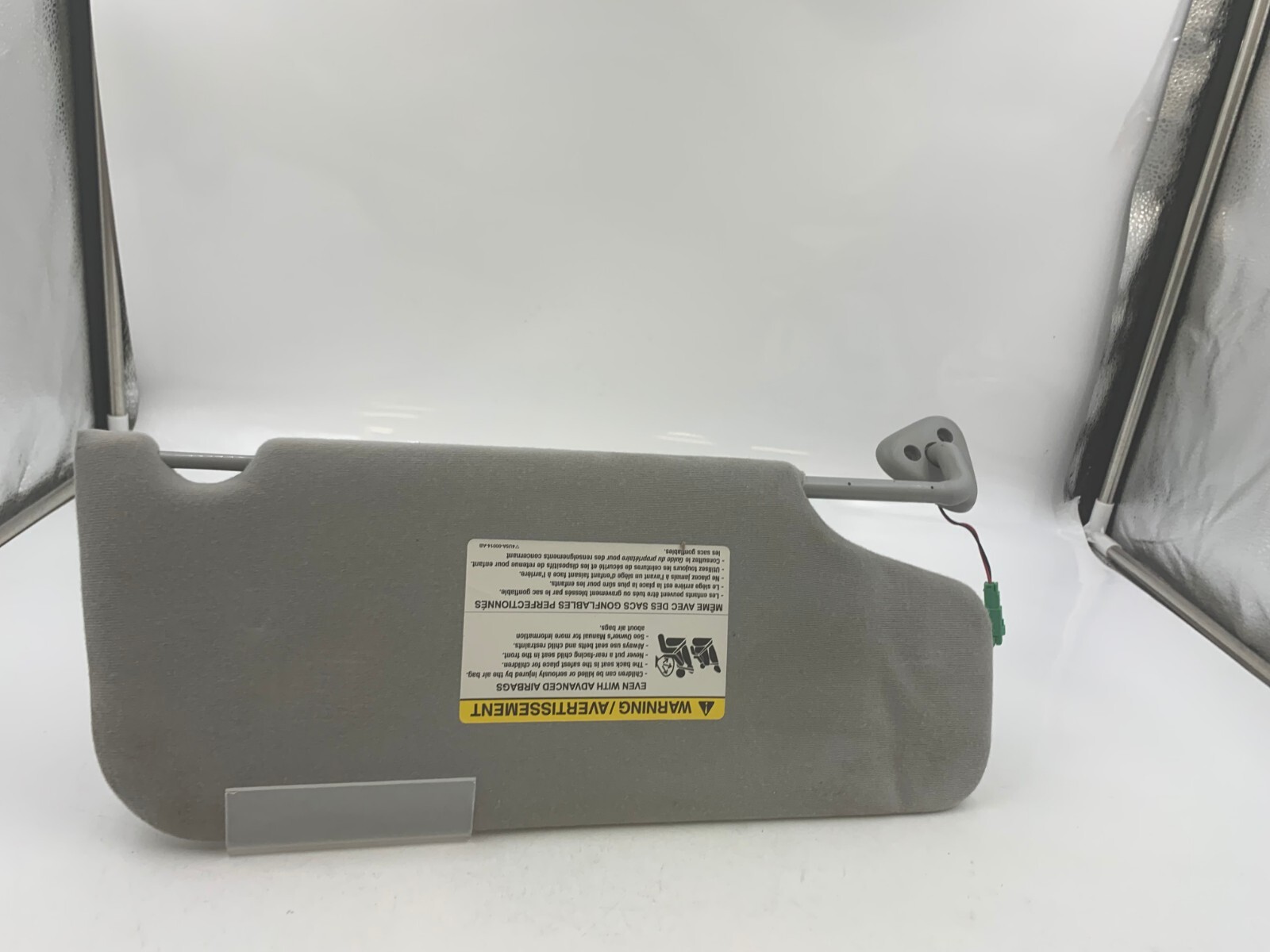 2005-2007 Ford Freestyle Driver Sun Visor Gray Illuminated OEM C03B02087