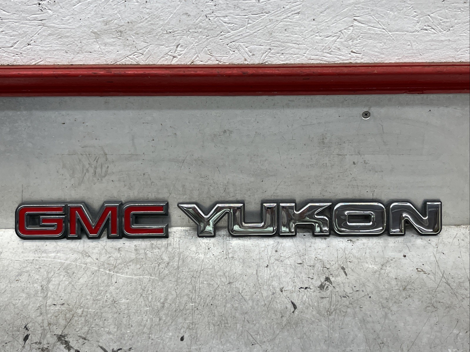 2000-2003 GMC Yukon Rear Hatch Emblems Chrome GM OEM 15029627 15707461 2001